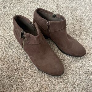 Healed boot size 7.5 with zipper